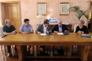 Bartomeu Rotger dona a la UIB cent exemplars del llibre Memria de 75 anys d'educaci a les Illes Balears - Foto: A.Costa(UIB)