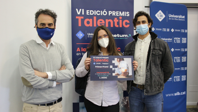 La guanyadora del primer premi, Miruna Andreea Gheata, amb els seus tutors Xavier Varona i Joan Fran
