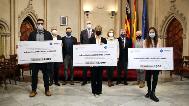 Els guanyadors amb els membres del jurat. Foto: AECC