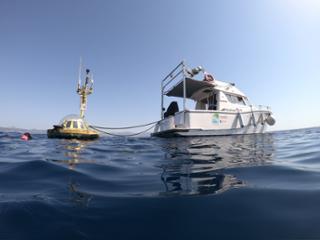 Treball de camp per a la recuperaci de les dades recollides a l'estaci de monitoratge Water:iOS. Foto: IMEDEA (CSIC-UIB)