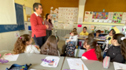 La professora Pilar Roca al collegi Verge del Carmen de Palma: Dones cientfiques a l'escola