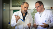 El doctor Jeroni Galms i el doctor Manuel Mir - FOTO: A.Costa/UIB