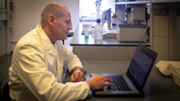 Investigador del grup de recerca en Neurobiologia Cellular de la UIB - Foto: A.COSTA/UIB