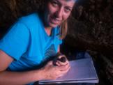 La investigadora Ana Sanz amb un exemplar d'Hydrobates pelagicus. Foto: IMEDEA