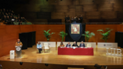 Lectura de l'acta de nomenament com a doctor honoris causa a crrec de la vicerectora d'Innovaci i Transformaci Digital. | Foto: A.Costa/UIB
