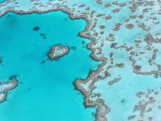 Fotografa area de los arrecifes de la Gran Barrera de Coral. Pixabay.